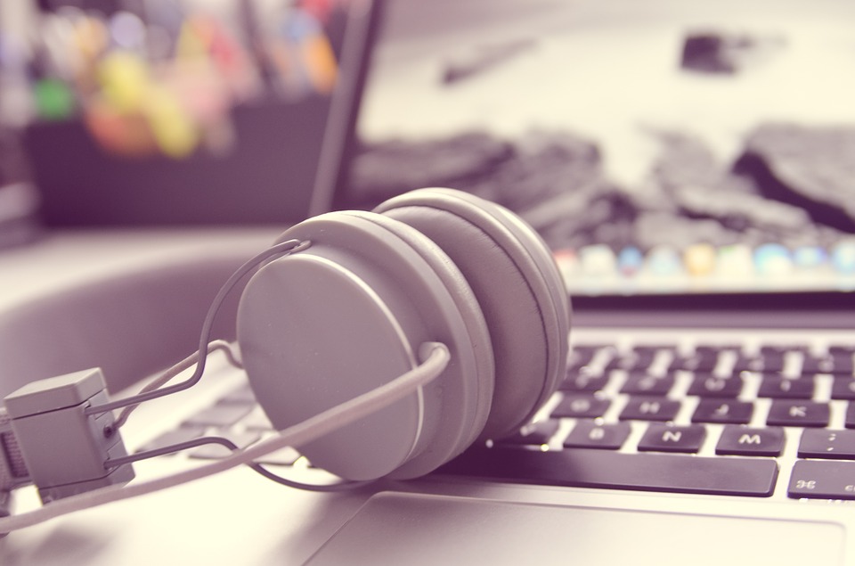 headphones-338492_960_720